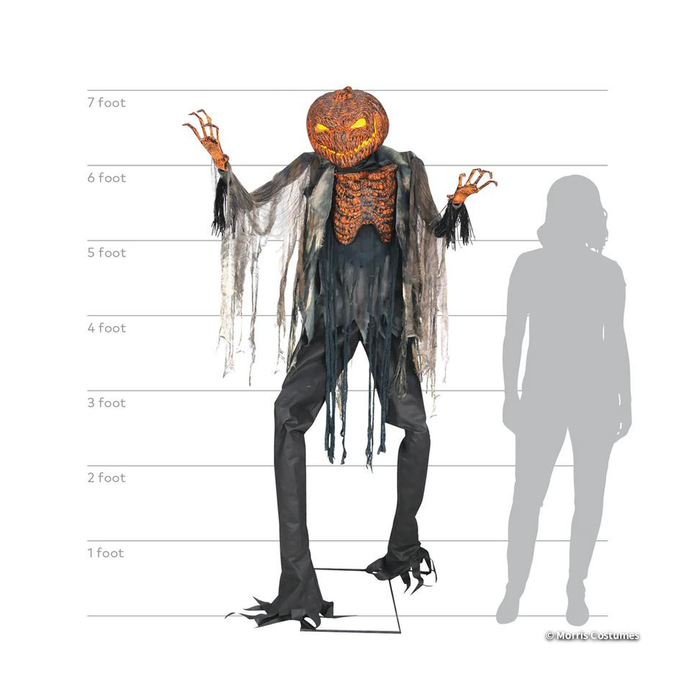 Animatronic espantapájaros quemado junto a una figura humana para comparar su altura de 213 cm