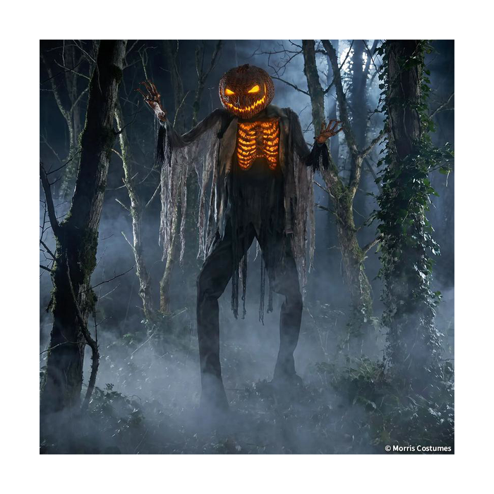 Animatronic espantapájaros de 213 cm con cabeza de calabaza iluminada en un bosque con neblina
