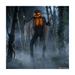Animatronic espantapájaros de 213 cm con cabeza de calabaza iluminada en un bosque con neblina