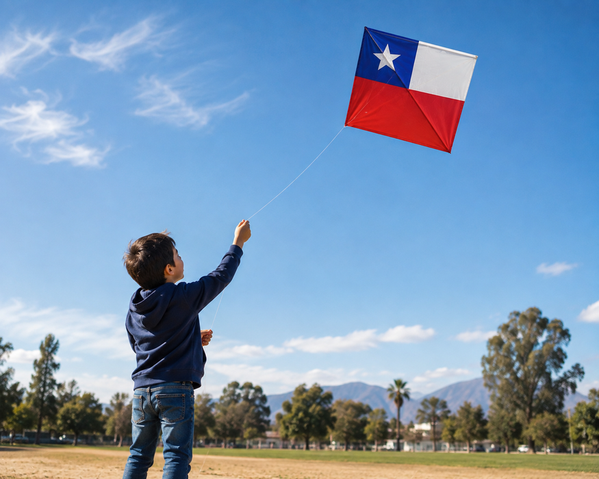 Niño elevando volantín bandera chilena