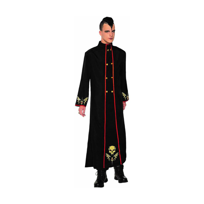 Hombre con abrigo largo negro de vampiro gótico con ribetes rojos