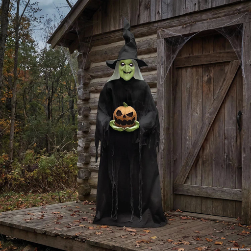 Bruja con calabaza frente a una cabaña de madera en una escena de Halloween