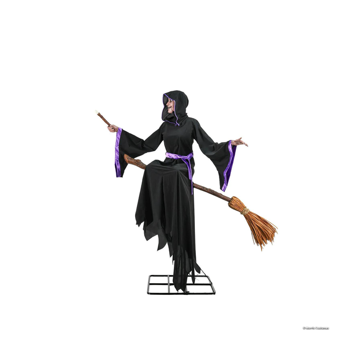 Animatronic bruja de 246 cm sentada en una escoba con túnica negra y morada