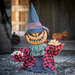 Animatronic calabaza que sale de la tierra en una entrada decorada para Halloween