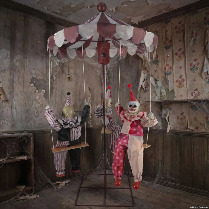 Carrusel de payasos en una habitación abandonada en una escena de Halloween