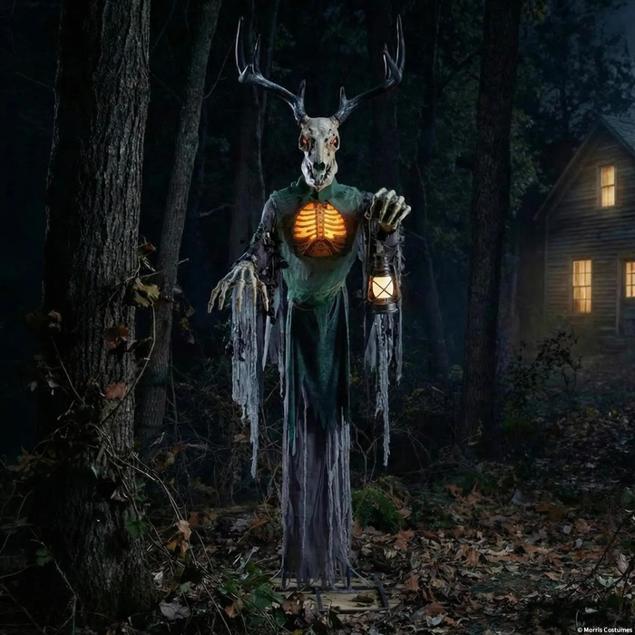 Animatronic criatura con cuernos en un bosque oscuro en una escena de Halloween