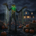 Espantapájaros cabeza de calabaza con luz verde en un maizal en una escena de Halloween