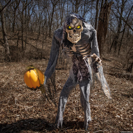 Esqueleto con calabaza iluminada en un bosque en una escena de Halloween