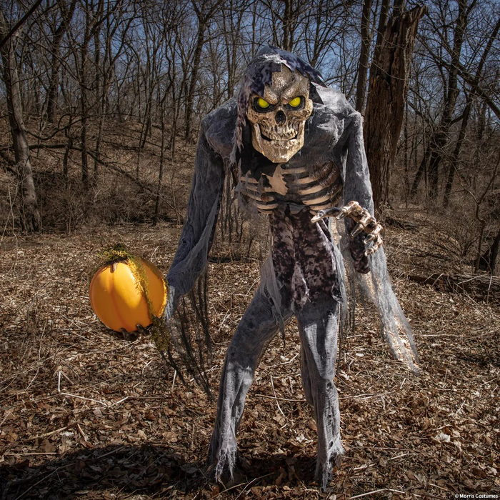 Esqueleto con calabaza iluminada en un bosque en una escena de Halloween