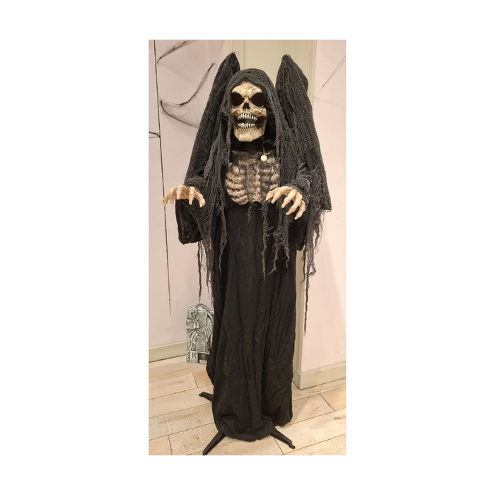 Animatronic esqueleto con túnica negra, alas de gasa y manos en garra, vista de frente, foto real en tienda