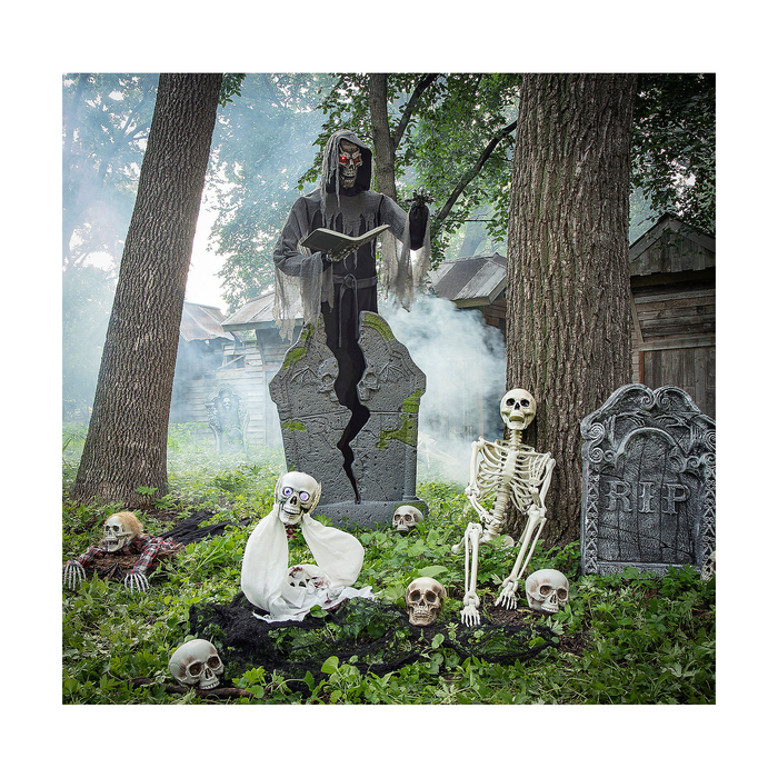 Animatronic fantasma de ultratumba en un cementerio con niebla y esqueletos