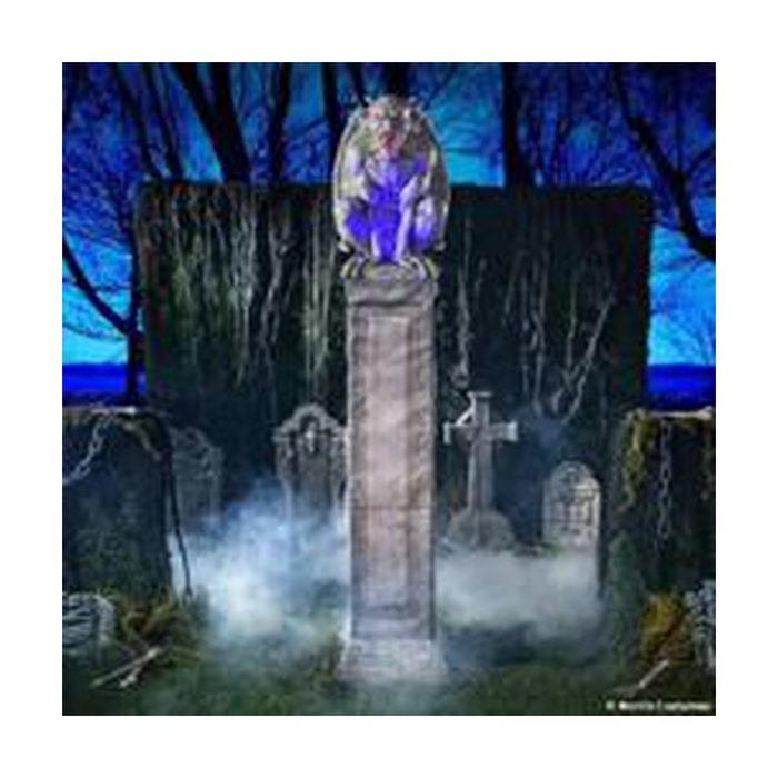 Animatronic gárgola en pilar en un cementerio con niebla
