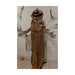 Animatronic hombre calabaza con cabeza de arpillera, torso de esqueleto y túnica café manchada, armado, foto real en tienda