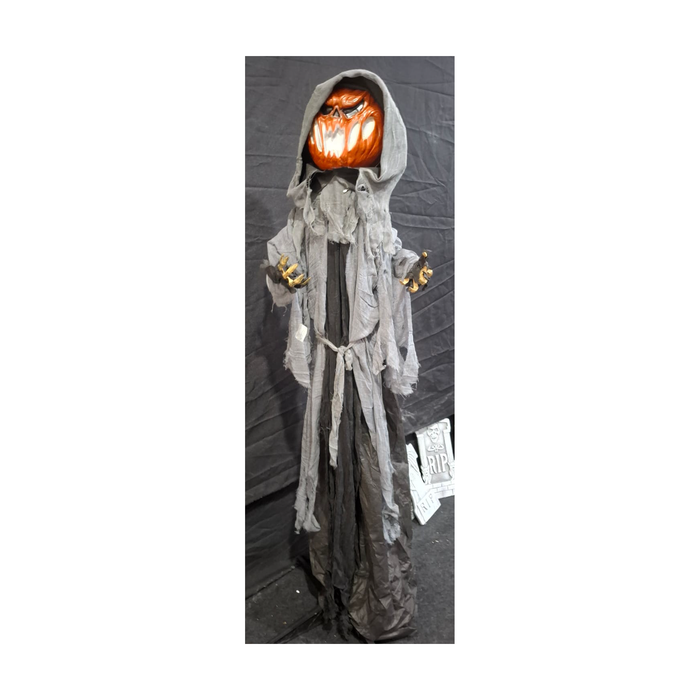 Animatronic hombre calabaza de 180 cm con capucha y túnica gris, foto real en tienda