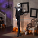 Animatronic Jack Skellington en una sala decorada para Halloween