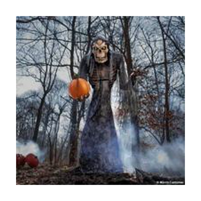 Animatronic Jack Stalker en un bosque con niebla en una escena de Halloween