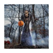Animatronic Jack Stalker en un bosque con niebla en una escena de Halloween