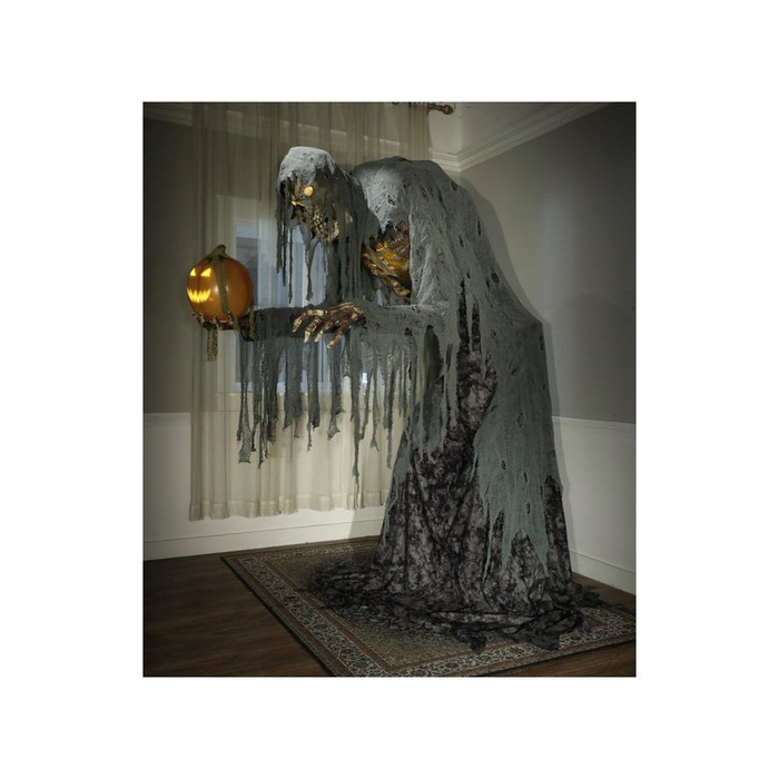 Animatronic Jack Stalker encorvado en una habitación con la calabaza encendida