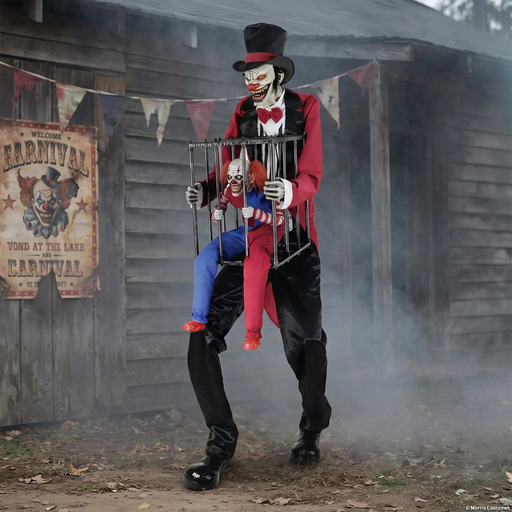 Maestro de ceremonias con payaso en jaula frente a un circo en una escena de Halloween