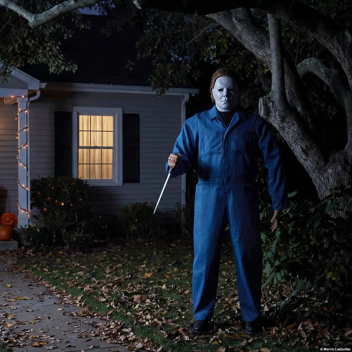 Animatronic Michael Myers de noche frente a una casa en una escena de Halloween