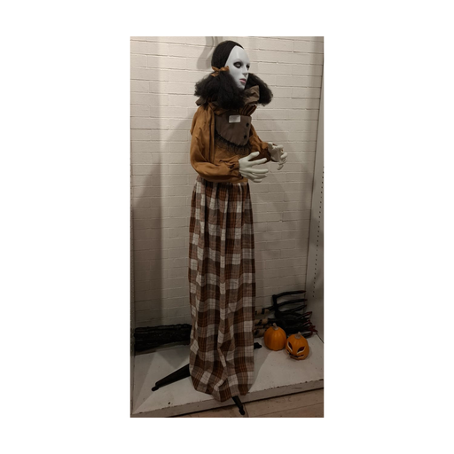 Animatronic mujer con cara blanca, blusa café y falda a cuadros, armada, foto real en tienda