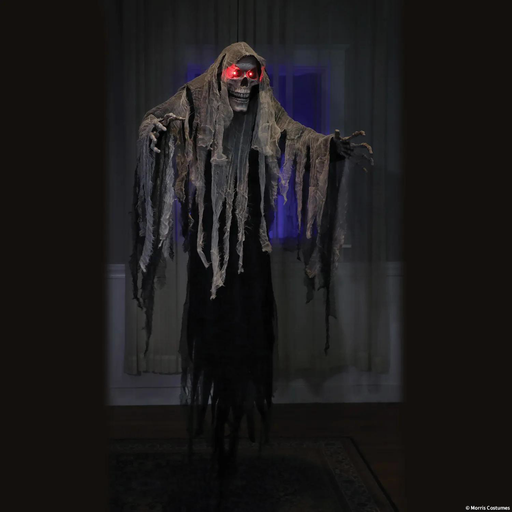 Parca colgante con ojos rojos en una habitación oscura decorada para Halloween
