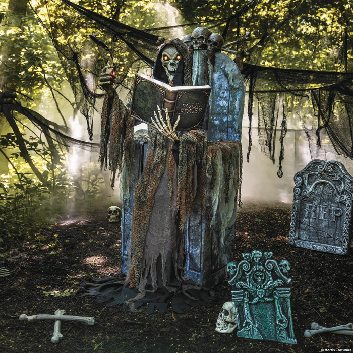 Parca con libro de almas en un cementerio en una escena de Halloween