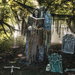 Parca con libro de almas en un cementerio en una escena de Halloween