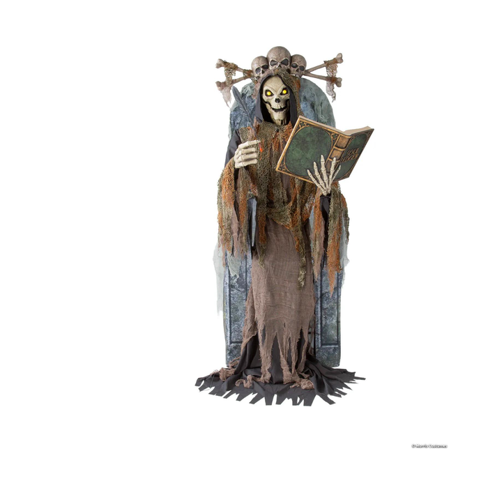 Animatronic parca de 213 cm leyendo un libro junto a una lápida con calaveras