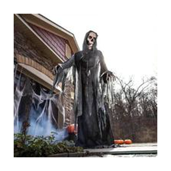 Animatronic parca gigante junto a una casa en una escena de Halloween