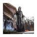 Animatronic parca gigante junto a una casa en una escena de Halloween
