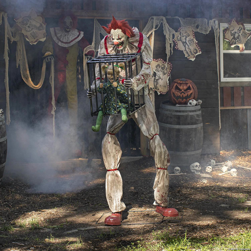 Animatronic payaso con niña en jaula en un circo en una escena de Halloween