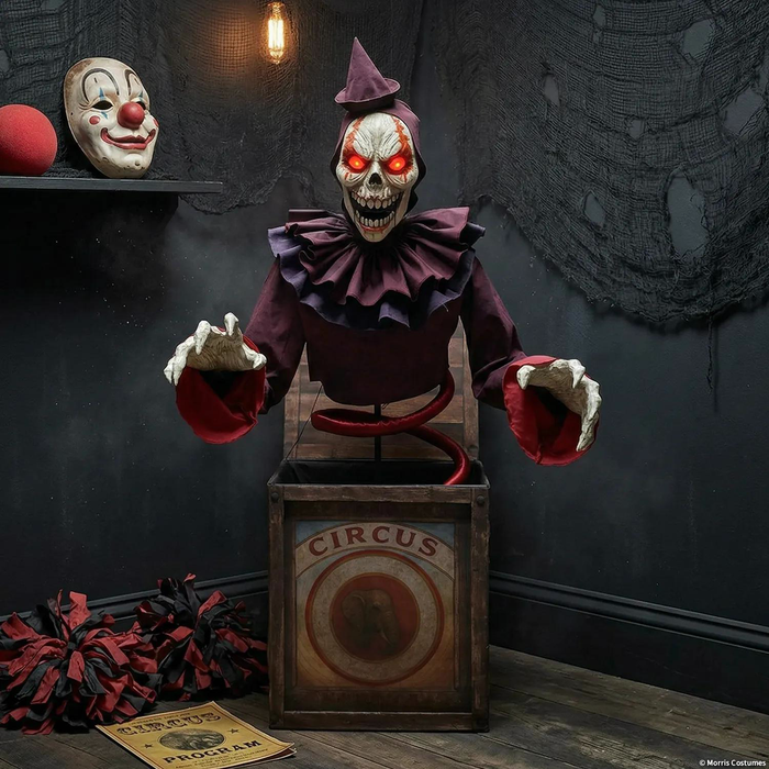 Payaso esqueleto en caja de circo en una habitación decorada para Halloween
