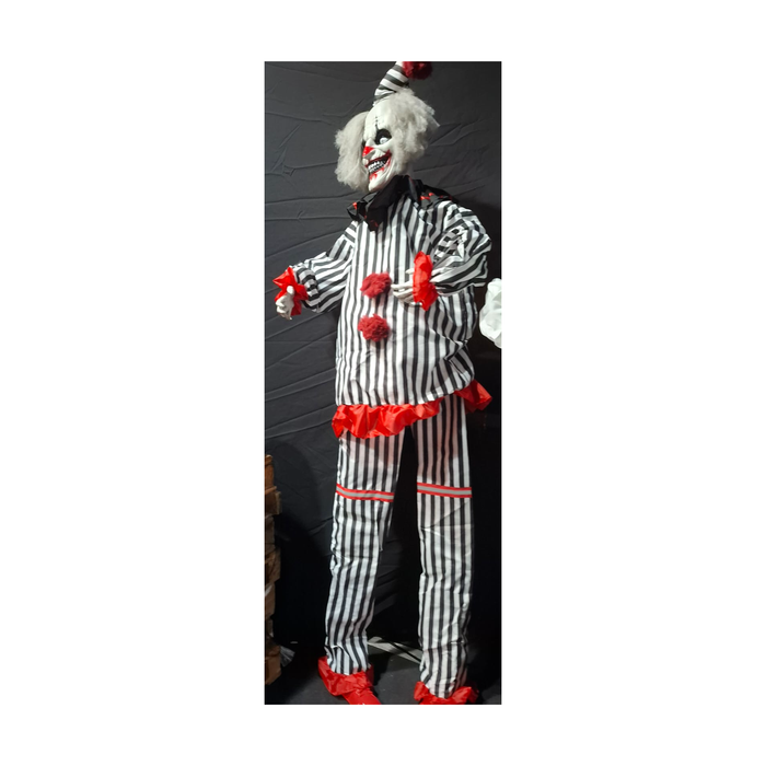 Animatronic payaso terrorífico con traje a rayas blanco y negro y vuelos rojos, foto real en tienda