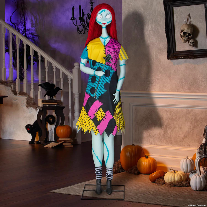 Animatronic Sally junto a una escalera en una escena de Halloween