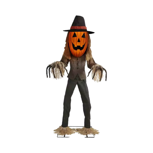 Animatrónico espantapájaros con cabeza de calabaza naranja, sombrero negro, camisa café y detalles de paja en manos y pies