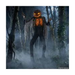 Animatrónico esqueleto carbonizado con cabeza de calabaza y costillas encendidas en un bosque con niebla