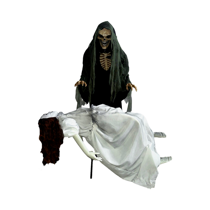 Animatrónico de la muerte encapuchada sobre una mujer de vestido blanco levitando