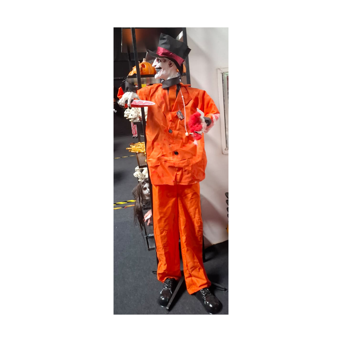 Animatrónico payaso con cuchillo de 180 cm visto de lado, foto real en tienda