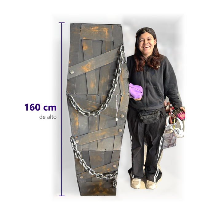 Animatrónico tumba encadenada junto a una persona: mide 160 cm de alto