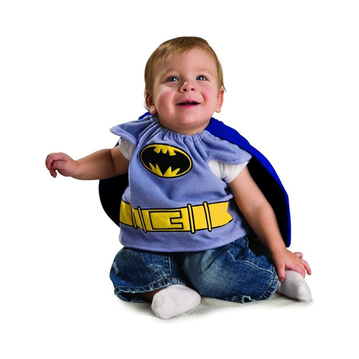 Babero disfraz de Batman para guagua, gris con logo del murciélago, cinturón amarillo y capa azul