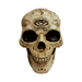 Calavera color hueso con grabados de un ojo, lunas y estrellas en la frente y el cráneo