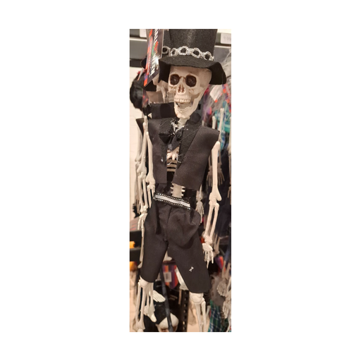Calavera colgante con sombrero de copa negro, chaleco y pantalón negros, foto real en tienda