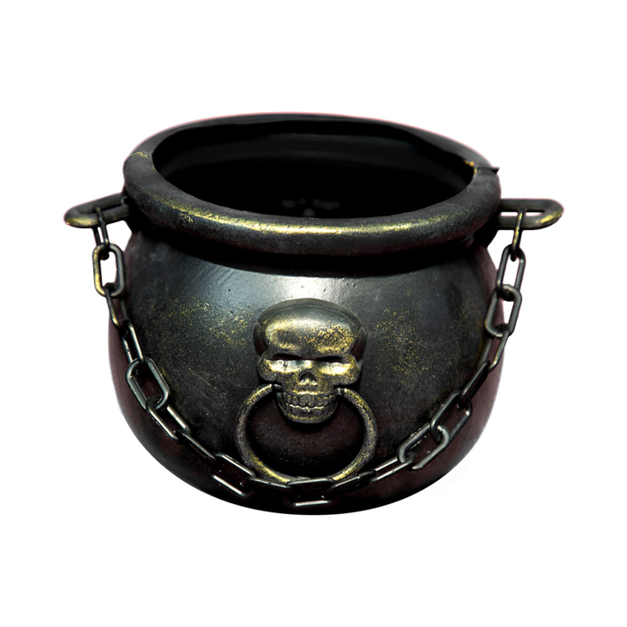 Caldero de bruja oscuro con detalles dorados, calavera con aro al frente y cadena alrededor