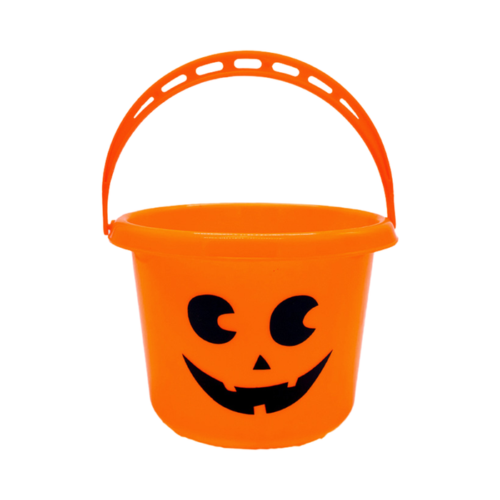 Canasto plástico naranjo con asa calada y cara de calabaza negra para dulces de Halloween
