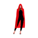 Capa roja larga con capucha usada por una modelo sobre ropa negra