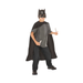 Niño con capa negra y media máscara de Batman con orejas, sosteniendo dos batarangs de juguete
