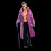 Hombre con chaqueta larga morada con textura de piel de serpiente