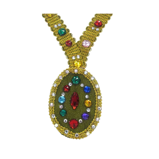 Collar de cadena ceremonial dorado con medallón ovalado y piedras de colores
