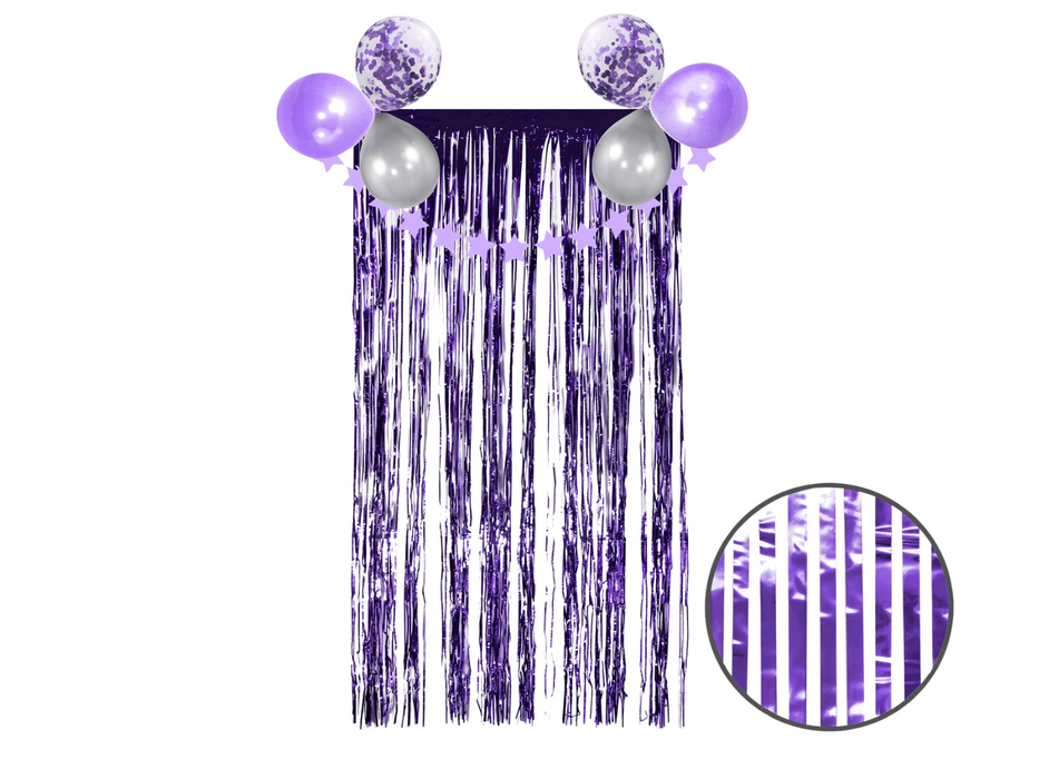 Cortina metálica de flecos morada con globos y guirnalda de referencia